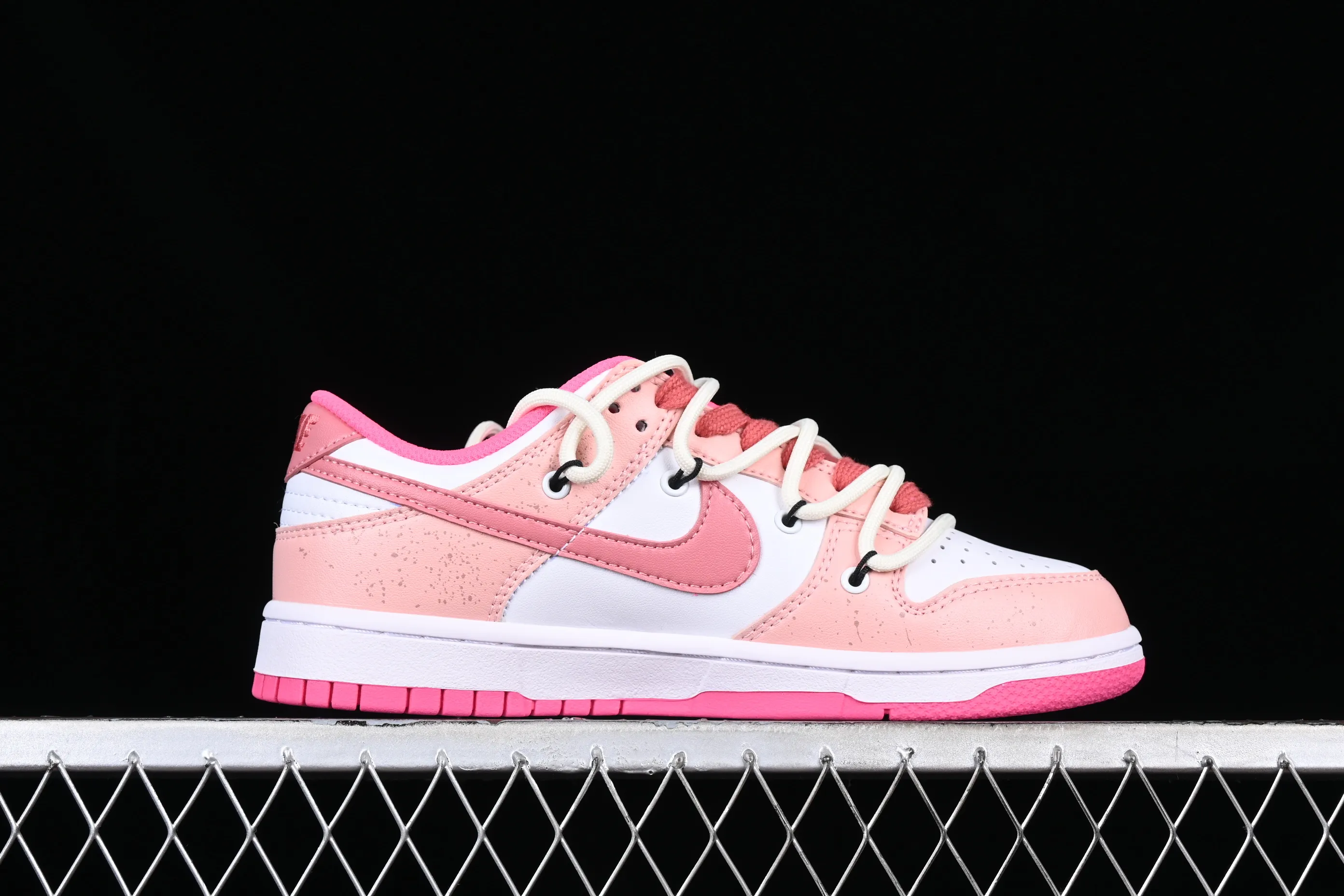 All Categories Nk SB Dunk Series Nk SB Dunk Low Low-top sneakers Nk Dunk Low Panda Prank Summer Theme Zhuyan Noodles Old Retro SB Strap Low-top Casual Shoes DZ5196-600